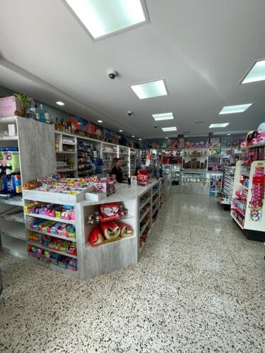 • Farmacia
• Medicamentos
• Regalos
• Perfumería
• Maquillaje
• Envolturas de regalo
• Efectos escolares
• Venta Loto
• Productos Naturales