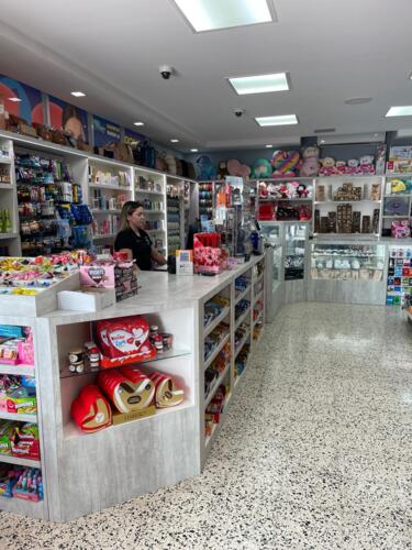 • Farmacia
• Medicamentos
• Regalos
• Perfumería
• Maquillaje
• Envolturas de regalo
• Efectos escolares
• Venta Loto
• Productos Naturales