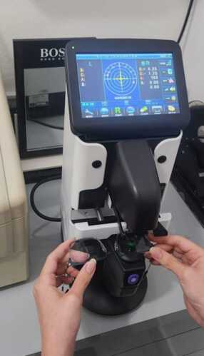 • Exámenes visuales, venta de espejuelos y lentes de contacto con o sin receta
• Prueba de glaucoma
• Evaluación
• Fondo de ojo
• Examen visual completo
• Venta de Gafas de sol y por optómetra certificado