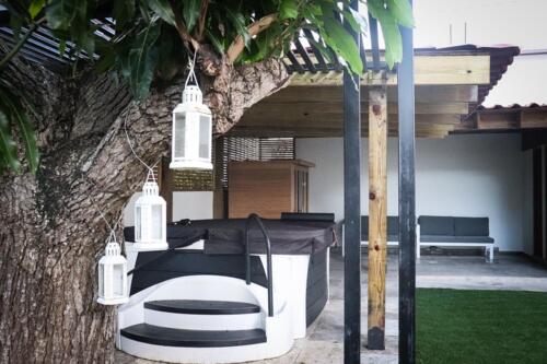                                                                                             Tratamientos Estéticos Faciales:
•  Acné
•  Manchas
•  Reafirmantes
•  Microdermabrasion
•  Microneedling
•  Dermaplaning
•  Lifting facial sin cirugía
•  Tratamientos Corporales:
•  Reductivos
•  Radiofrecuencia
•  Cavitación
•  Endermoterapia
•  Lipolaser
•  Drenaje linfático
•  Tratamientos postquirúrgicos
•  Body contour
•  Madero terapia
•  Ondas Rusas
•  Hifu
•  Depilación permanente
•  Extensiones de pestañas
•  Microblading
•  Rizado de pestañas
•  Tratamientos Médico estético:
•  Bótox
•  Fillers
•  PRP para caída de cabello
•  PRP facial
•  Aqua gold
•  Kybella (eliminación de papada)
•  Skinpen
•  Sauna
•  Jacuzzi
•  Gimnasio
•  Regadera Vichy
                                                                                    