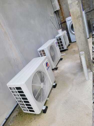 Instalación de Aire Acondicionado
• Instalación de consolas de aire acondicionado para espacios comerciales y residenciales.
• Configuración y optimización para máximo rendimiento y eficiencia energética.
Mantenimiento y Servicio Técnico
• Mantenimiento preventivo para prolongar la vida útil del equipo.
• Reparación y ajuste de sistemas de aire acondicionado.
• Diagnóstico y solución de fallas para un funcionamiento óptimo.