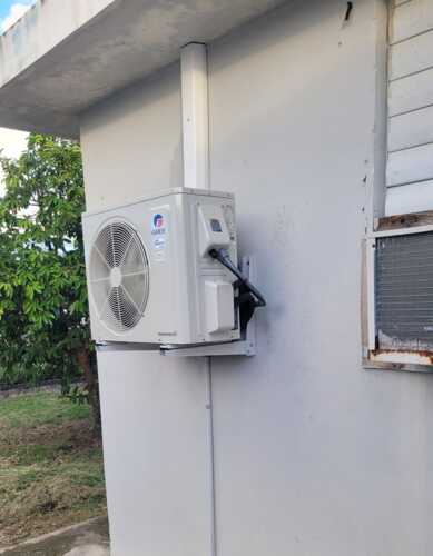 Instalación de Aire Acondicionado
• Instalación de consolas de aire acondicionado para espacios comerciales y residenciales.
• Configuración y optimización para máximo rendimiento y eficiencia energética.
Mantenimiento y Servicio Técnico
• Mantenimiento preventivo para prolongar la vida útil del equipo.
• Reparación y ajuste de sistemas de aire acondicionado.
• Diagnóstico y solución de fallas para un funcionamiento óptimo.