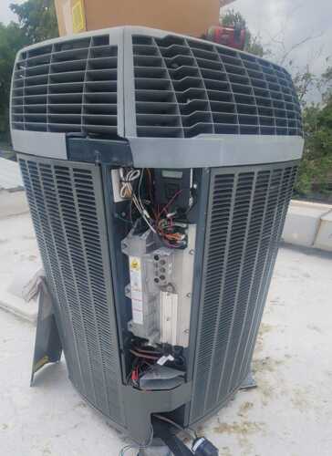 Instalación de Aire Acondicionado
• Instalación de consolas de aire acondicionado para espacios comerciales y residenciales.
• Configuración y optimización para máximo rendimiento y eficiencia energética.
Mantenimiento y Servicio Técnico
• Mantenimiento preventivo para prolongar la vida útil del equipo.
• Reparación y ajuste de sistemas de aire acondicionado.
• Diagnóstico y solución de fallas para un funcionamiento óptimo.