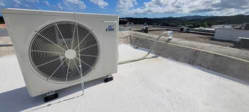 Instalación de Aire Acondicionado
• Instalación de consolas de aire acondicionado para espacios comerciales y residenciales.
• Configuración y optimización para máximo rendimiento y eficiencia energética.
Mantenimiento y Servicio Técnico
• Mantenimiento preventivo para prolongar la vida útil del equipo.
• Reparación y ajuste de sistemas de aire acondicionado.
• Diagnóstico y solución de fallas para un funcionamiento óptimo.