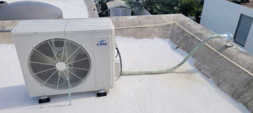 Instalación de Aire Acondicionado
• Instalación de consolas de aire acondicionado para espacios comerciales y residenciales.
• Configuración y optimización para máximo rendimiento y eficiencia energética.
Mantenimiento y Servicio Técnico
• Mantenimiento preventivo para prolongar la vida útil del equipo.
• Reparación y ajuste de sistemas de aire acondicionado.
• Diagnóstico y solución de fallas para un funcionamiento óptimo.