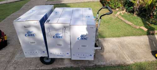 Instalación de Aire Acondicionado
• Instalación de consolas de aire acondicionado para espacios comerciales y residenciales.
• Configuración y optimización para máximo rendimiento y eficiencia energética.
Mantenimiento y Servicio Técnico
• Mantenimiento preventivo para prolongar la vida útil del equipo.
• Reparación y ajuste de sistemas de aire acondicionado.
• Diagnóstico y solución de fallas para un funcionamiento óptimo.