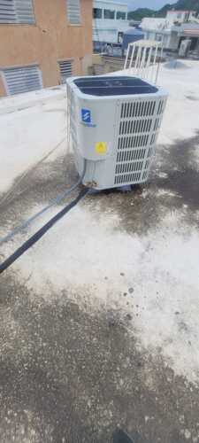 Instalación de Aire Acondicionado
• Instalación de consolas de aire acondicionado para espacios comerciales y residenciales.
• Configuración y optimización para máximo rendimiento y eficiencia energética.
Mantenimiento y Servicio Técnico
• Mantenimiento preventivo para prolongar la vida útil del equipo.
• Reparación y ajuste de sistemas de aire acondicionado.
• Diagnóstico y solución de fallas para un funcionamiento óptimo.