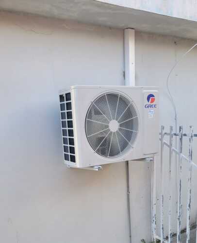 Instalación de Aire Acondicionado
• Instalación de consolas de aire acondicionado para espacios comerciales y residenciales.
• Configuración y optimización para máximo rendimiento y eficiencia energética.
Mantenimiento y Servicio Técnico
• Mantenimiento preventivo para prolongar la vida útil del equipo.
• Reparación y ajuste de sistemas de aire acondicionado.
• Diagnóstico y solución de fallas para un funcionamiento óptimo.