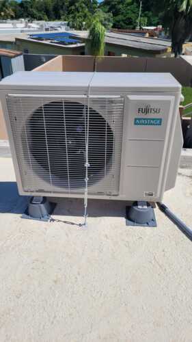 Instalación de Aire Acondicionado
• Instalación de consolas de aire acondicionado para espacios comerciales y residenciales.
• Configuración y optimización para máximo rendimiento y eficiencia energética.
Mantenimiento y Servicio Técnico
• Mantenimiento preventivo para prolongar la vida útil del equipo.
• Reparación y ajuste de sistemas de aire acondicionado.
• Diagnóstico y solución de fallas para un funcionamiento óptimo.