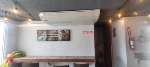 Instalación de Aire Acondicionado
• Instalación de consolas de aire acondicionado para espacios comerciales y residenciales.
• Configuración y optimización para máximo rendimiento y eficiencia energética.
Mantenimiento y Servicio Técnico
• Mantenimiento preventivo para prolongar la vida útil del equipo.
• Reparación y ajuste de sistemas de aire acondicionado.
• Diagnóstico y solución de fallas para un funcionamiento óptimo.