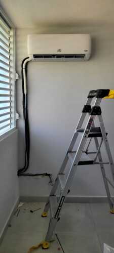 Instalación de Aire Acondicionado
• Instalación de consolas de aire acondicionado para espacios comerciales y residenciales.
• Configuración y optimización para máximo rendimiento y eficiencia energética.
Mantenimiento y Servicio Técnico
• Mantenimiento preventivo para prolongar la vida útil del equipo.
• Reparación y ajuste de sistemas de aire acondicionado.
• Diagnóstico y solución de fallas para un funcionamiento óptimo.