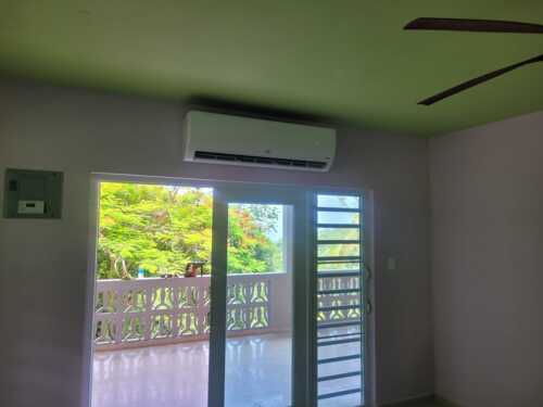 Instalación de Aire Acondicionado
• Instalación de consolas de aire acondicionado para espacios comerciales y residenciales.
• Configuración y optimización para máximo rendimiento y eficiencia energética.
Mantenimiento y Servicio Técnico
• Mantenimiento preventivo para prolongar la vida útil del equipo.
• Reparación y ajuste de sistemas de aire acondicionado.
• Diagnóstico y solución de fallas para un funcionamiento óptimo.