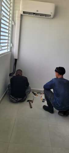 Instalación de Aire Acondicionado
• Instalación de consolas de aire acondicionado para espacios comerciales y residenciales.
• Configuración y optimización para máximo rendimiento y eficiencia energética.
Mantenimiento y Servicio Técnico
• Mantenimiento preventivo para prolongar la vida útil del equipo.
• Reparación y ajuste de sistemas de aire acondicionado.
• Diagnóstico y solución de fallas para un funcionamiento óptimo.