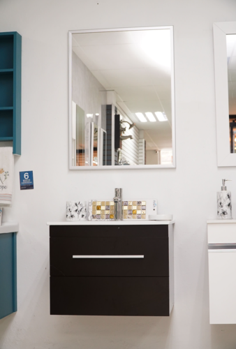 • Materiales de Construcción
• Ferretería en General
• Materiales de plomería y electricidad
• Ventas y alquiler de herramientas
• Baños y accesorios
• Lozas y Azulejos
• Venta de gabinetes de cocina a la medida
• Entrega de materiales