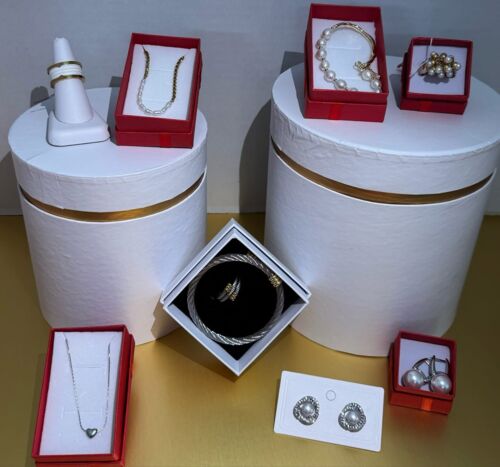                                                                                             • Amplio surtido de efectos escolares
 • Perfumes
 • Joyería
 • Área de regalo, tarjetas y envolturas
 • Mini colmado
 • Envío y recibo de Fax
 • Fotocopia blanco & negro y a color
•  Recibo de recetas electronicas
•  Suplidos médicos a pacientes de Medicare
•  Lotería electrónica
•  Área de regalo, tarjetas, envolturas, globos y helio
                                                                                    