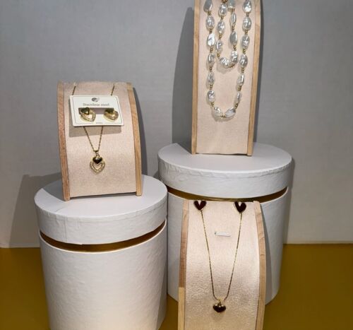                                                                                             • Amplio surtido de efectos escolares
 • Perfumes
 • Joyería
 • Área de regalo, tarjetas y envolturas
 • Mini colmado
 • Envío y recibo de Fax
 • Fotocopia blanco & negro y a color
•  Recibo de recetas electronicas
•  Suplidos médicos a pacientes de Medicare
•  Lotería electrónica
•  Área de regalo, tarjetas, envolturas, globos y helio
                                                                                    