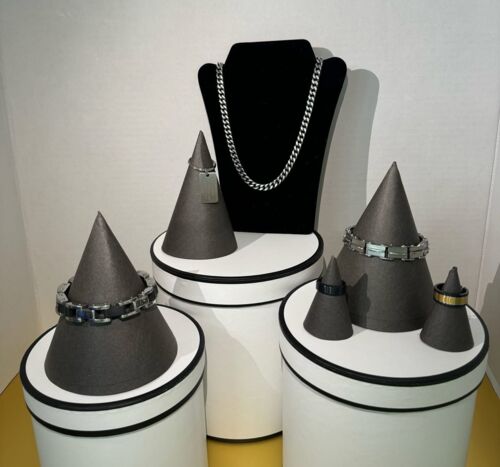                                                                                             • Amplio surtido de efectos escolares
 • Perfumes
 • Joyería
 • Área de regalo, tarjetas y envolturas
 • Mini colmado
 • Envío y recibo de Fax
 • Fotocopia blanco & negro y a color
•  Recibo de recetas electronicas
•  Suplidos médicos a pacientes de Medicare
•  Lotería electrónica
•  Área de regalo, tarjetas, envolturas, globos y helio
                                                                                    