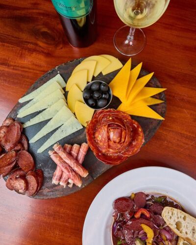                                                                                             -Carnes a la parrilla
-Mariscos frescos
-Comida criolla
-Aperitivos variados
-Postres
-Cava de vinos
-Cervezas artesanales
-Mojitos y cócteles

  ¡Y mucho más!
                                                                                    