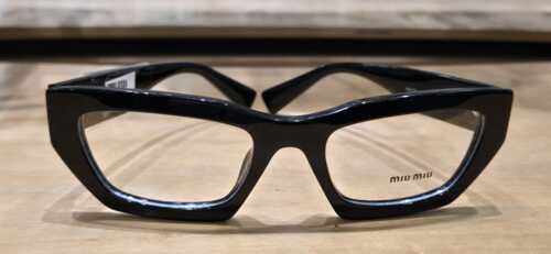                                                                                             •  Examen de la vista 
•  Lentes de Contacto
•  Espejuelos
•  Gafas de sol para receta
                                                                                    