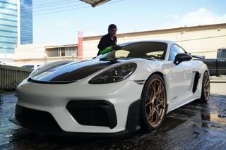 • Detailing
• Car Storage
• Lavado profesional
• Pulido y corrección de pintura
• Recubrimiento cerámico