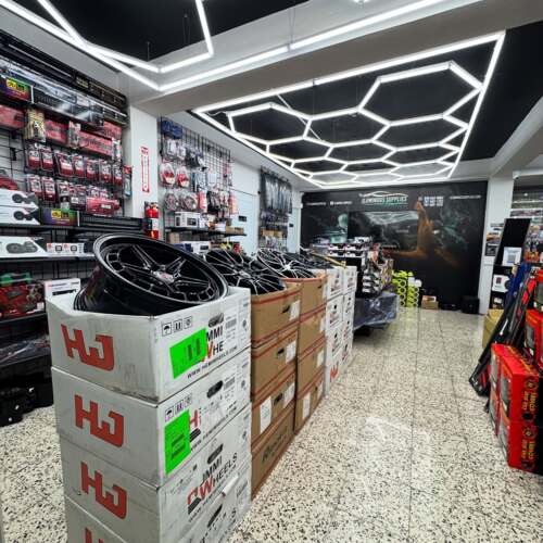 • Venta de accesorios de carro
• Instalación de equipo de música
• Venta de audio
• Luces LED
• Aros
• Productos de detailing
• Auto parts (focos, parrillas, baterías)