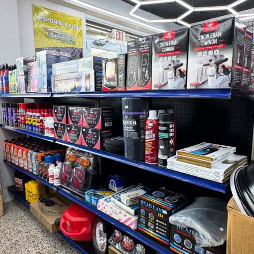 • Venta de accesorios de carro
• Instalación de equipo de música
• Venta de audio
• Luces LED
• Aros
• Productos de detailing
• Auto parts (focos, parrillas, baterías)