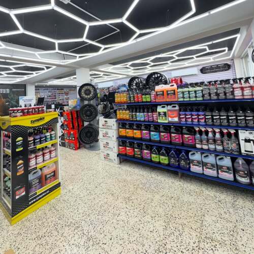 • Venta de accesorios de carro
• Instalación de equipo de música
• Venta de audio
• Luces LED
• Aros
• Productos de detailing
• Auto parts (focos, parrillas, baterías)