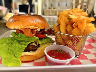                                                                                             • Pizzas artesanales
•  Pastas y platos italianos
•  Mariscos frescos
• Carnes a la parrilla
• Postres y bebidas
                                                                                    