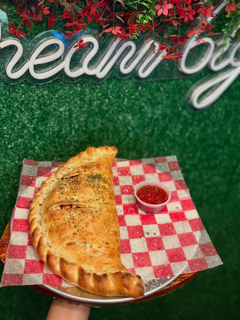                                                                                             • Pizzas artesanales
•  Pastas y platos italianos
•  Mariscos frescos
• Carnes a la parrilla
• Postres y bebidas
                                                                                    