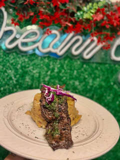                                                                                             • Pizzas artesanales
•  Pastas y platos italianos
•  Mariscos frescos
• Carnes a la parrilla
• Postres y bebidas
                                                                                    