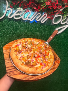                                                                                             • Pizzas artesanales
•  Pastas y platos italianos
•  Mariscos frescos
• Carnes a la parrilla
• Postres y bebidas
                                                                                    