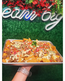                                                                                             • Pizzas artesanales
•  Pastas y platos italianos
•  Mariscos frescos
• Carnes a la parrilla
• Postres y bebidas
                                                                                    