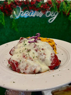                                                                                             • Pizzas artesanales
•  Pastas y platos italianos
•  Mariscos frescos
• Carnes a la parrilla
• Postres y bebidas
                                                                                    