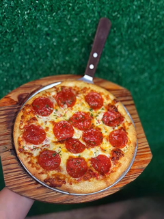                                                                                             • Pizzas artesanales
•  Pastas y platos italianos
•  Mariscos frescos
• Carnes a la parrilla
• Postres y bebidas
                                                                                    