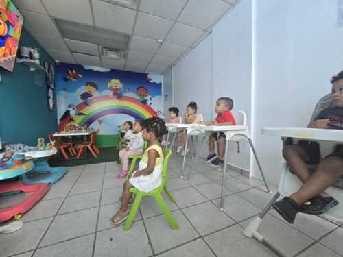                                                                                             • Atención a menores con dificultades del habla, autismo y necesidades especiales.
• Integración de terapia ocupacional para potenciar habilidades motoras y sociales.
• Alimentación completa: desayuno, almuerzo y meriendas.
• Matrícula disponible todo el año y aceptación del programa ACUDEN.
• Tarifas accesibles desde $25 por día.
                                                                                    