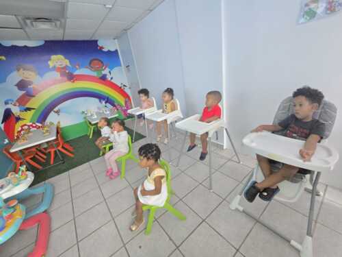                                                                                             • Atención a menores con dificultades del habla, autismo y necesidades especiales.
• Integración de terapia ocupacional para potenciar habilidades motoras y sociales.
• Alimentación completa: desayuno, almuerzo y meriendas.
• Matrícula disponible todo el año y aceptación del programa ACUDEN.
• Tarifas accesibles desde $25 por día.
                                                                                    