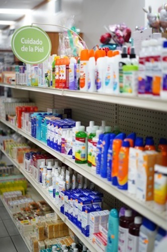 Encuentra todo lo que necesitas en un solo lugar.
Contamos con áreas de:
• Recetario
• Supermercado
• Efectos Escolares
• Joyería y perfumería
• Maquillajes y productos de belleza
• Cafetería
• Recarga celulares
• Accesorios
• Envoltura de regalos
• Lotería y fotocopias