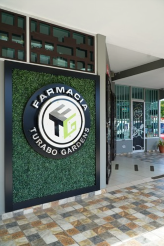 Encuentra todo lo que necesitas en un solo lugar.
Contamos con áreas de:
• Recetario
• Supermercado
• Efectos Escolares
• Joyería y perfumería
• Maquillajes y productos de belleza
• Cafetería
• Recarga celulares
• Accesorios
• Envoltura de regalos
• Lotería y fotocopias