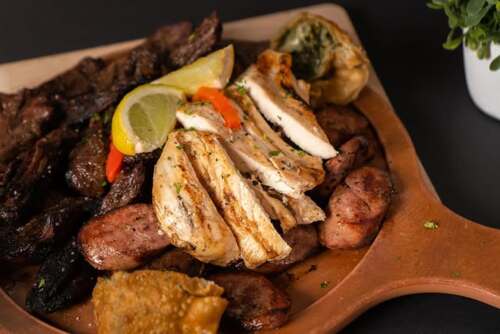                                                                                             Parrillada Argentina Tradicional
Variedad de Cortes Premium
Selección de Vinos
Postres Caseros
Música en Vivo
                                                                                    