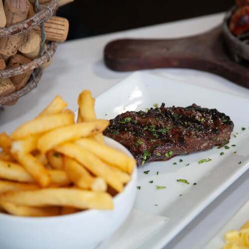                                                                                             Parrillada Argentina Tradicional
Variedad de Cortes Premium
Selección de Vinos
Postres Caseros
Música en Vivo
                                                                                    