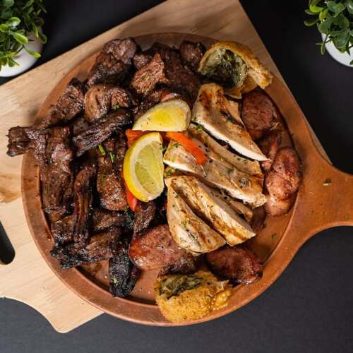                                                                                             Parrillada Argentina Tradicional
Variedad de Cortes Premium
Selección de Vinos
Postres Caseros
Música en Vivo
                                                                                    