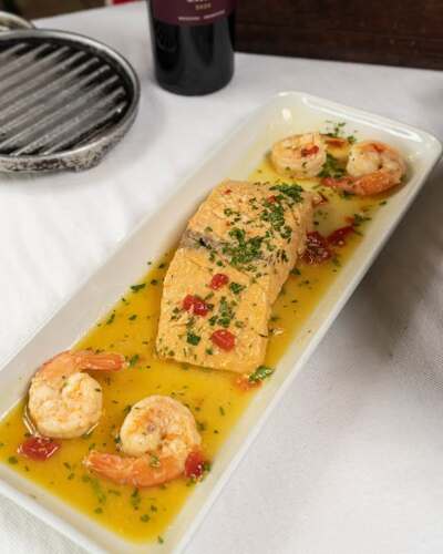                                                                                             Parrillada Argentina Tradicional
Variedad de Cortes Premium
Selección de Vinos
Postres Caseros
Música en Vivo
                                                                                    