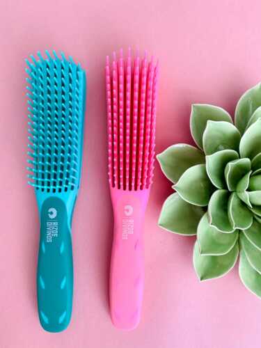                                                                                             • Corte especializado para cabello rizado
• Lavado y tratamiento hidratante profundo
• Detox capilar
• Tratamiento de proteínas y reconstrucción capilar
• Asesoría personalizada de rutina capilar
• Peinados protectores (twists, trenzas, estilos naturales)
• Línea de productos para cabello rizado
                                                                                    