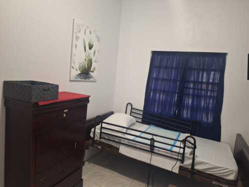 • Enfermería
• Médico generalista
• Médico psiquiatra
• Trabajo social
• Líder recreativo
• Cuidadora 24/7
• Servicios Coordinados:
• Terapia ocupacional
• Terapia física
• Laboratorio
• Farmacia
• Áreas Disponibles:
• Habitaciones privadas y semi-privadas
• Aire acondicionado
• Salón comedor
• Salón de actividades
• Televisión