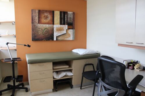                                                                                             • Terapia física y rehabilitación para adultos
• Manejo del dolor agudo y crónico
• Rehabilitación funcional y neuromuscular
• Terapia láser para el manejo del dolor
• Masajes terapéuticos
• Ejercicios terapéuticos personalizados
• Rehabilitación postquirúrgica
• Rehabilitación por lesiones deportivas
• Tratamiento para dolores musculares y articulares
• Inyecciones y filtraciones locales (articulaciones y músculos)
• Orientación médica
                                                                                    