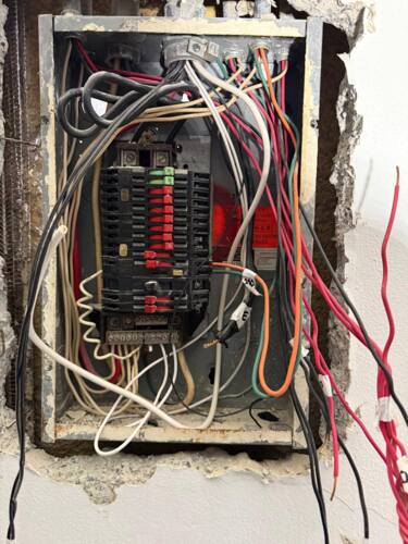                                                                                             • Servicios y productos de energía renovable.
• Trabajos eléctricos para condominios, residencias y negocios.
                                                                                    