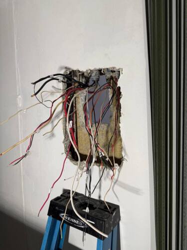                                                                                             • Servicios y productos de energía renovable.
• Trabajos eléctricos para condominios, residencias y negocios.
                                                                                    