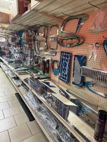 Servicios:
• Venta y reparación de mangas hidráulicas para camiones y autos.
• Asesoría y búsqueda de piezas: si no está disponible en inventario, se consigue por encargo.
Productos:
• Mangas hidráulicas y sus accesorios.
• Bumpers para camiones.
• Piezas y accesorios para camiones (aros, luces y más).