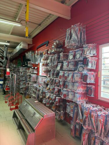 Servicios:
• Venta y reparación de mangas hidráulicas para camiones y autos.
• Asesoría y búsqueda de piezas: si no está disponible en inventario, se consigue por encargo.
Productos:
• Mangas hidráulicas y sus accesorios.
• Bumpers para camiones.
• Piezas y accesorios para camiones (aros, luces y más).