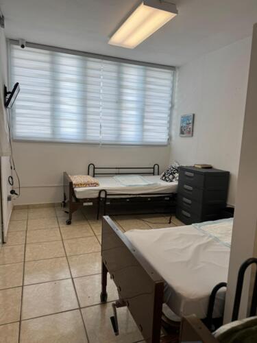                                                                                             • Habitaciones privadas y semi privadas
• Área de sala cómoda y segura
• Menú balanceado certificado por nutricionista
• Cuidador 24/7 para envejecientes
• Asistencia en actividades diarias
• Visitas médicas programadas
• Pruebas de laboratorio realizadas en el hogar
• Medicamentos reci
                                                                                    